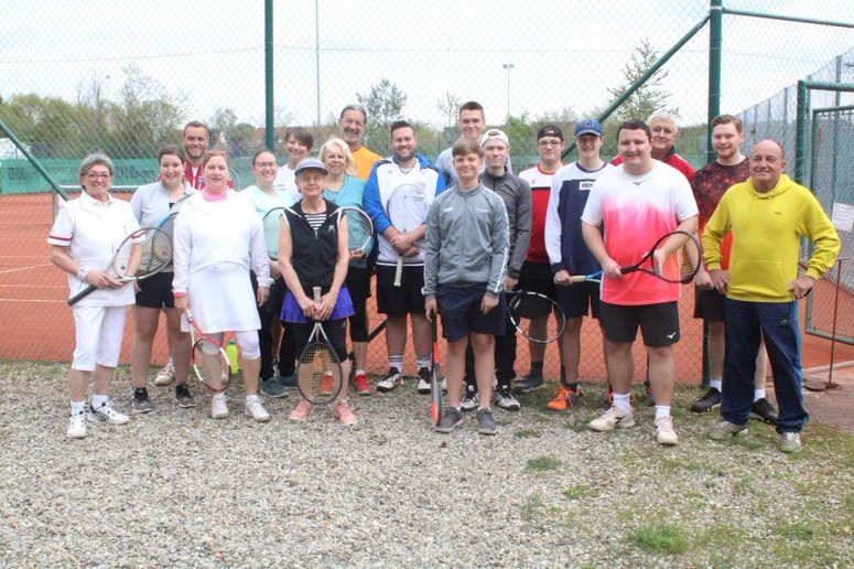 2023 04 29 D spielt Tennis