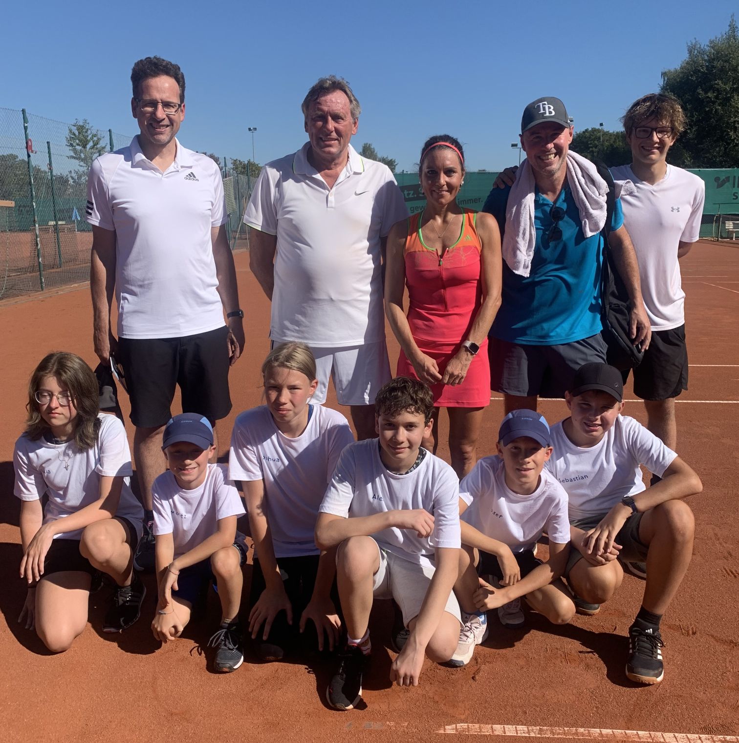 2025 09 20 Foto Showkampf Spieler mit Ballkinder 1